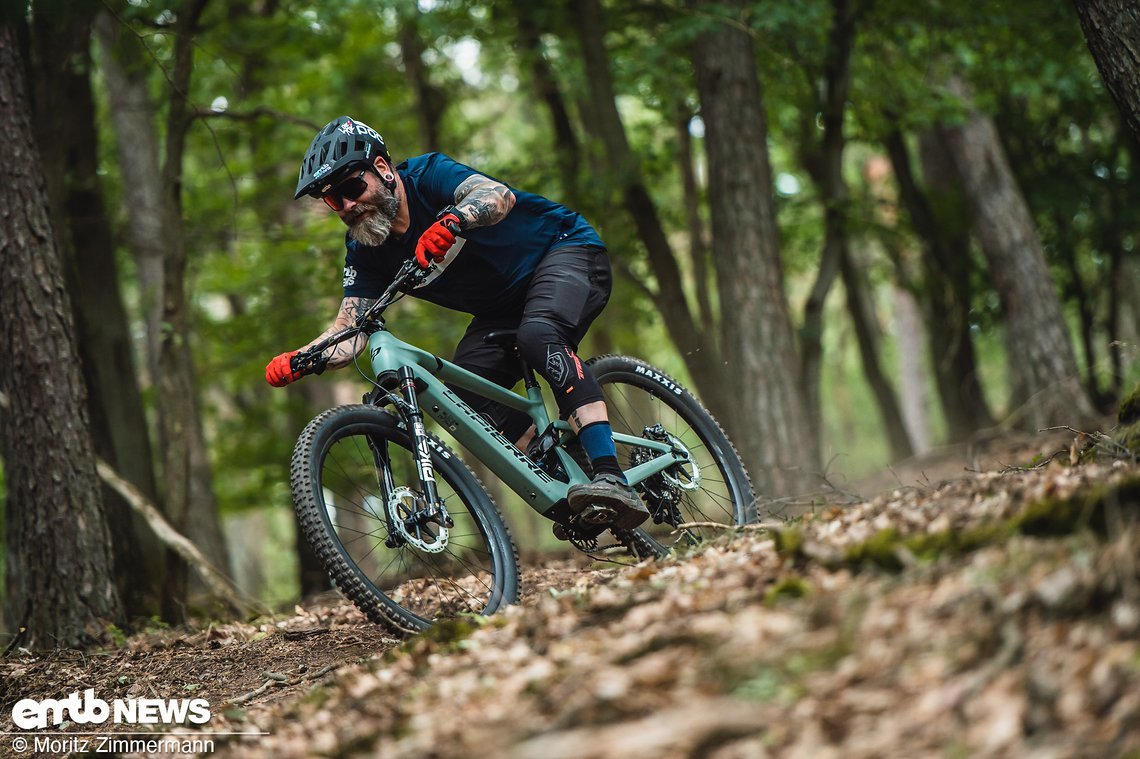 Im Downhill brilliert das E-Zesty mit seiner Leichtfüßigkeit und folgt willig jeder Bewegung.