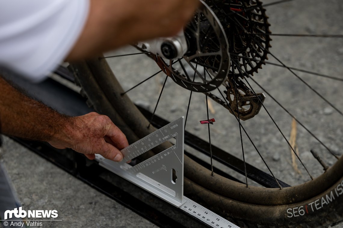 Vor dem Start wurde jedes E-Bike gründlich überprüft und vermessen.