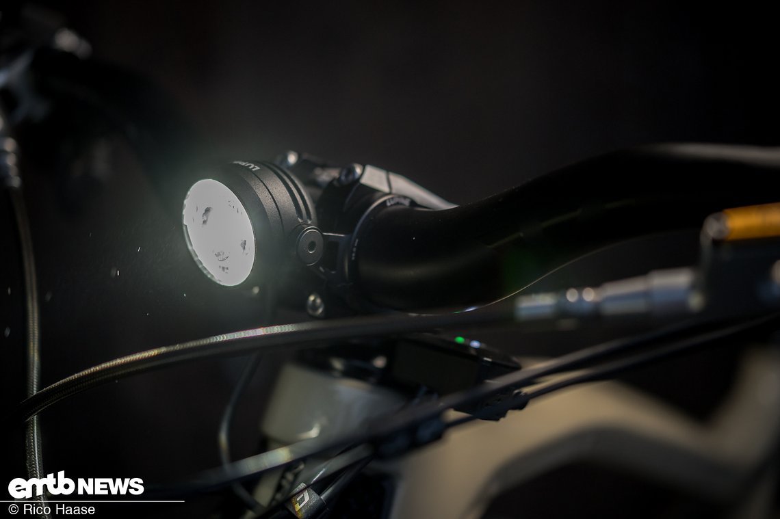 Wer eine kompakte Lampe für sein E-Bike such, der wird bei der Lupine SL Nano fündig.