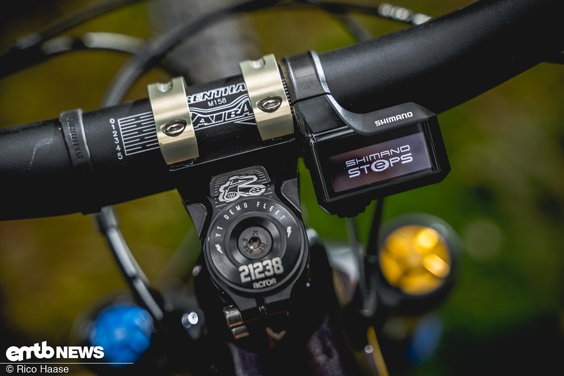 Das verbaute Shimano-Display ist kompakt und monochrom.