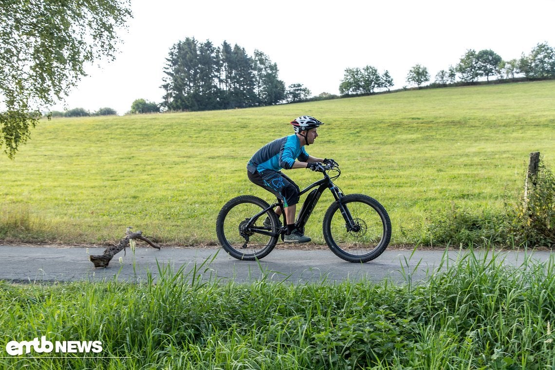 Den Federweg aus Armen und Beinen nutzen. Mit Muskelspannung den Aufprall geschmeidig absorbieren. In eine tiefe und zentrale Haltung gehen, Gewicht auf den Beinen.