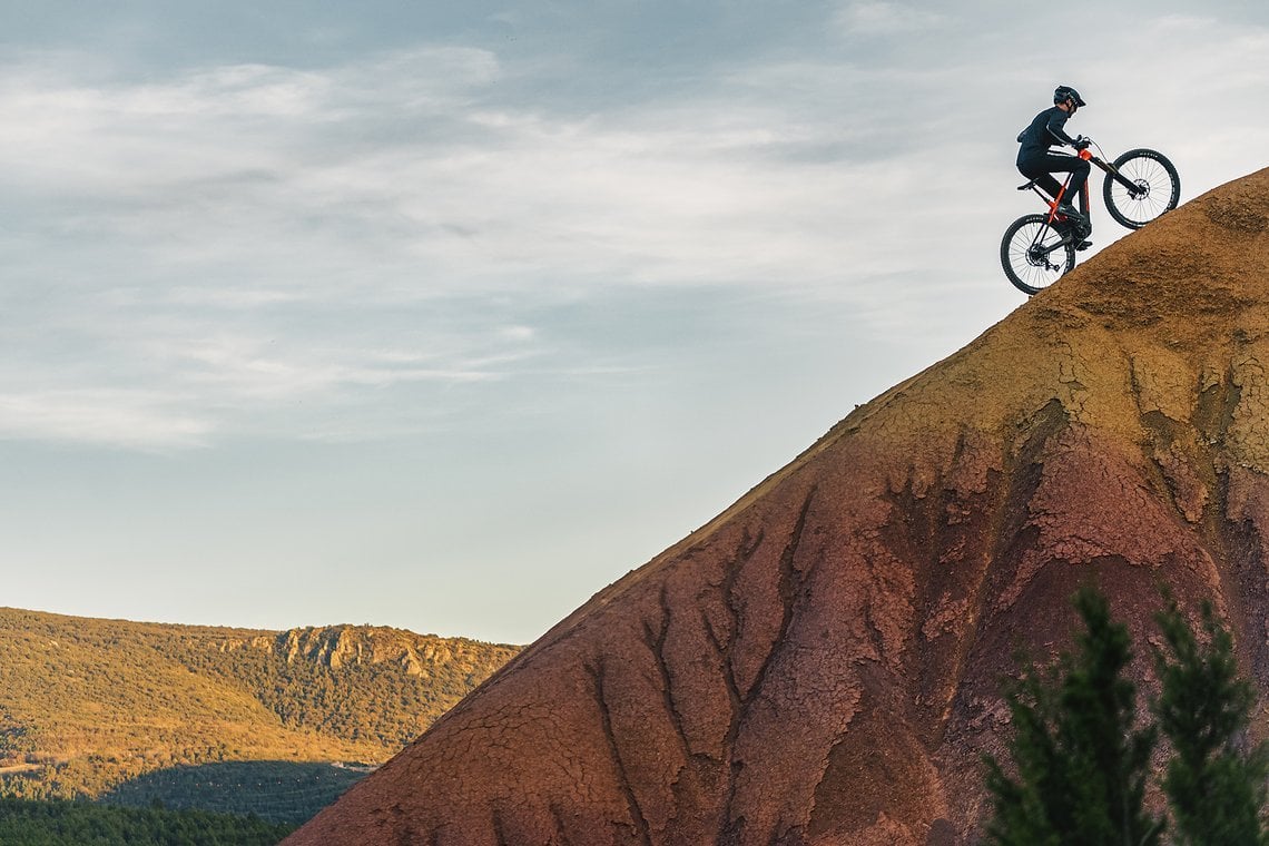 Dieses E-MTB ist schnell im Downhill und klettert souverän.