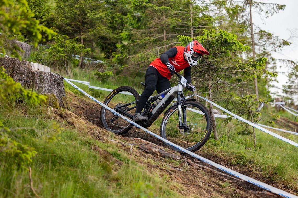 Andre Kleindienst fuhr ein extrem starkes Rennen und holte sich den historischen ersten offiziellen Meistertitel im E-Enduro. Glückwunsch!