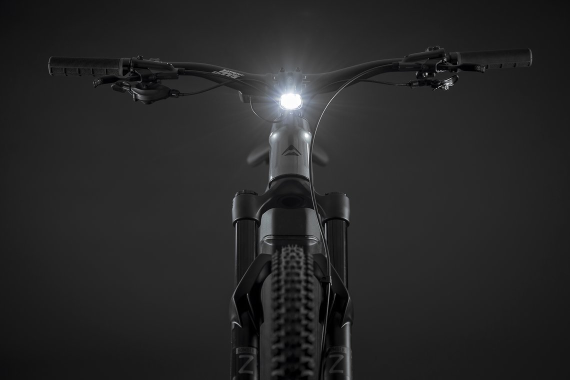 Das Etmo 500 EQ Modell kommt mit Vollausstattung wie Schutzblechen, Lichtanlage, Gepäckträger und Seitenständer.