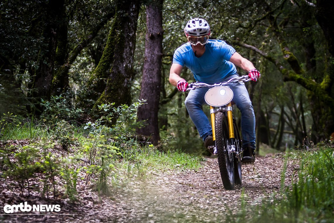 Auf einem so lässigen Bike muss man einfach mit Jeans fahren.