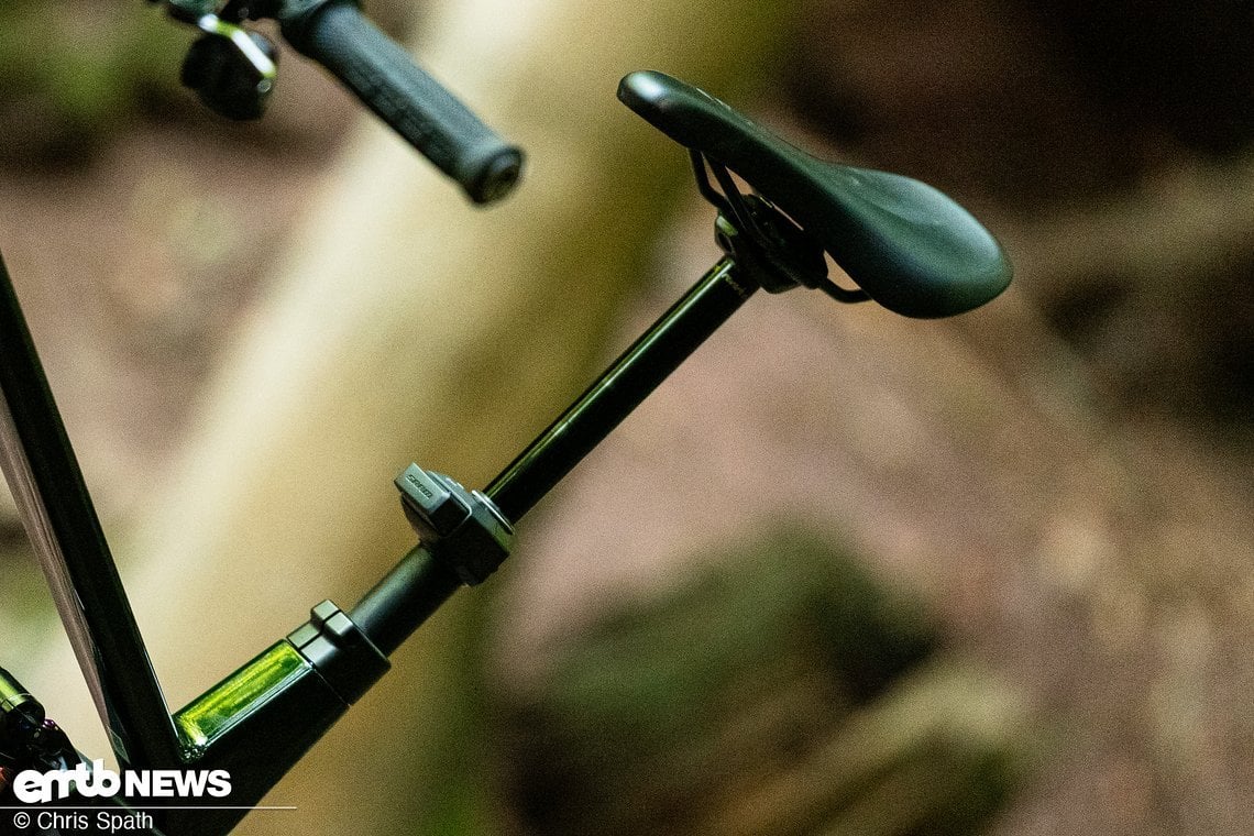 Auf der eher kompakten Reverb AXS mit 175 mm ist ein Ergon E-MTB Sattel montiert.