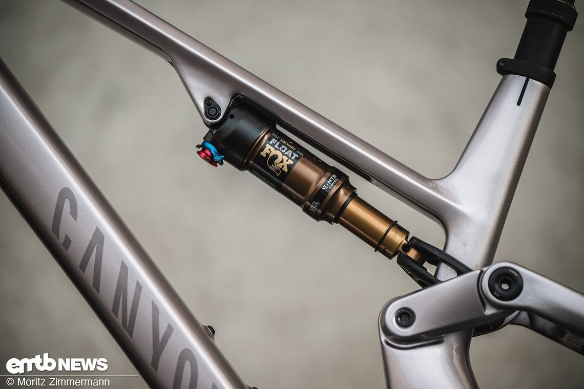 Der Dämpfer wird über eine Dämpferverlängerung betätigt.