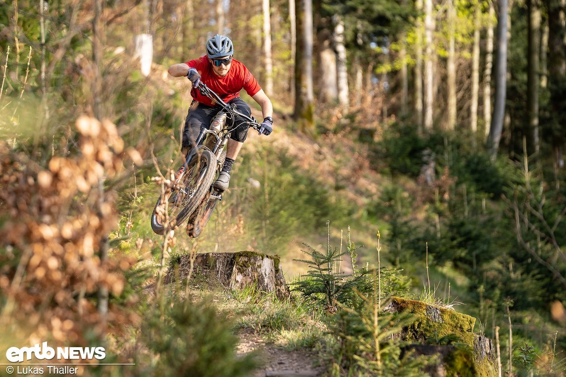 Das E-Enduro fliegt gerne mit Vollgas über den Trail