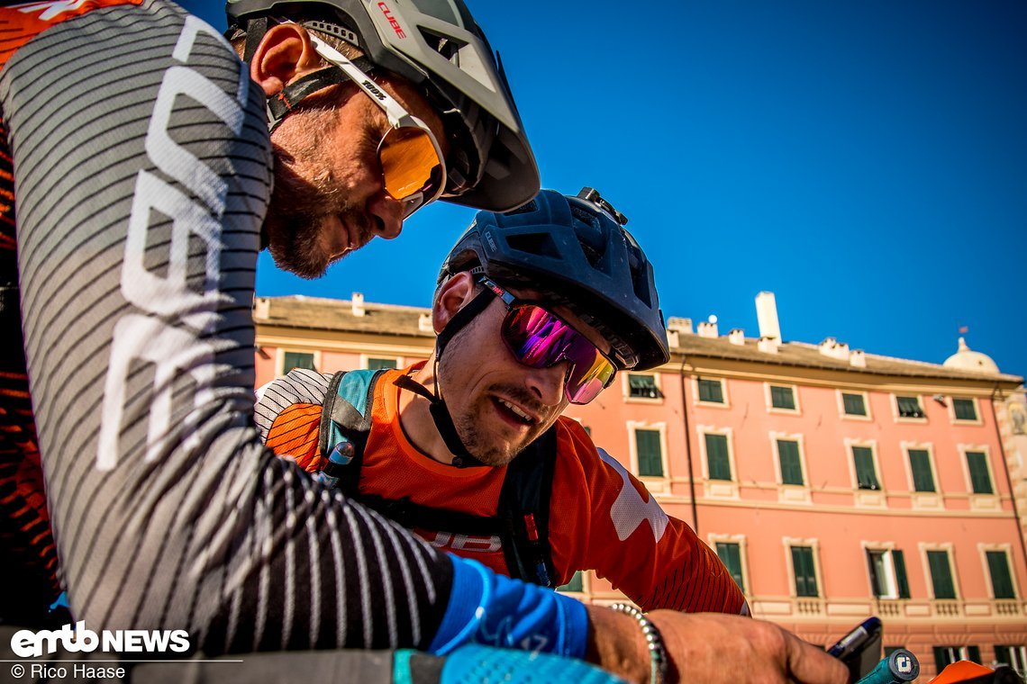 Gemeinsam mit seinem Teamchef, Claus Wachsmann, erkundet er die Trails um Finale