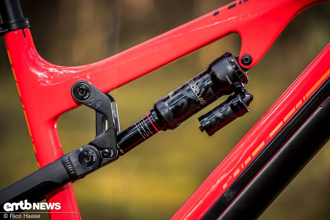 Am Heck werkelt ein RockShox Super Deluxe Select+, der ...