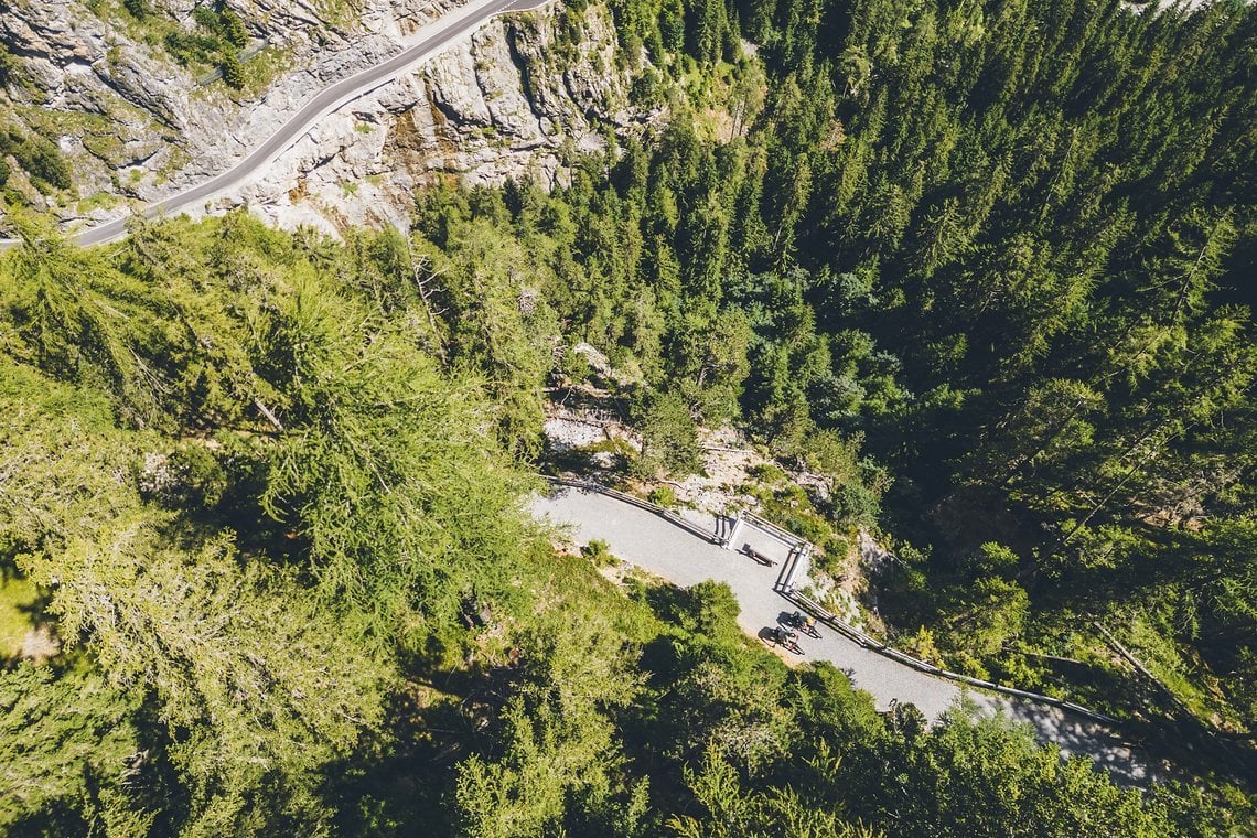 Ab Bergün geht die Route wieder Offroad – der Mix an Terrain macht den Reiz!