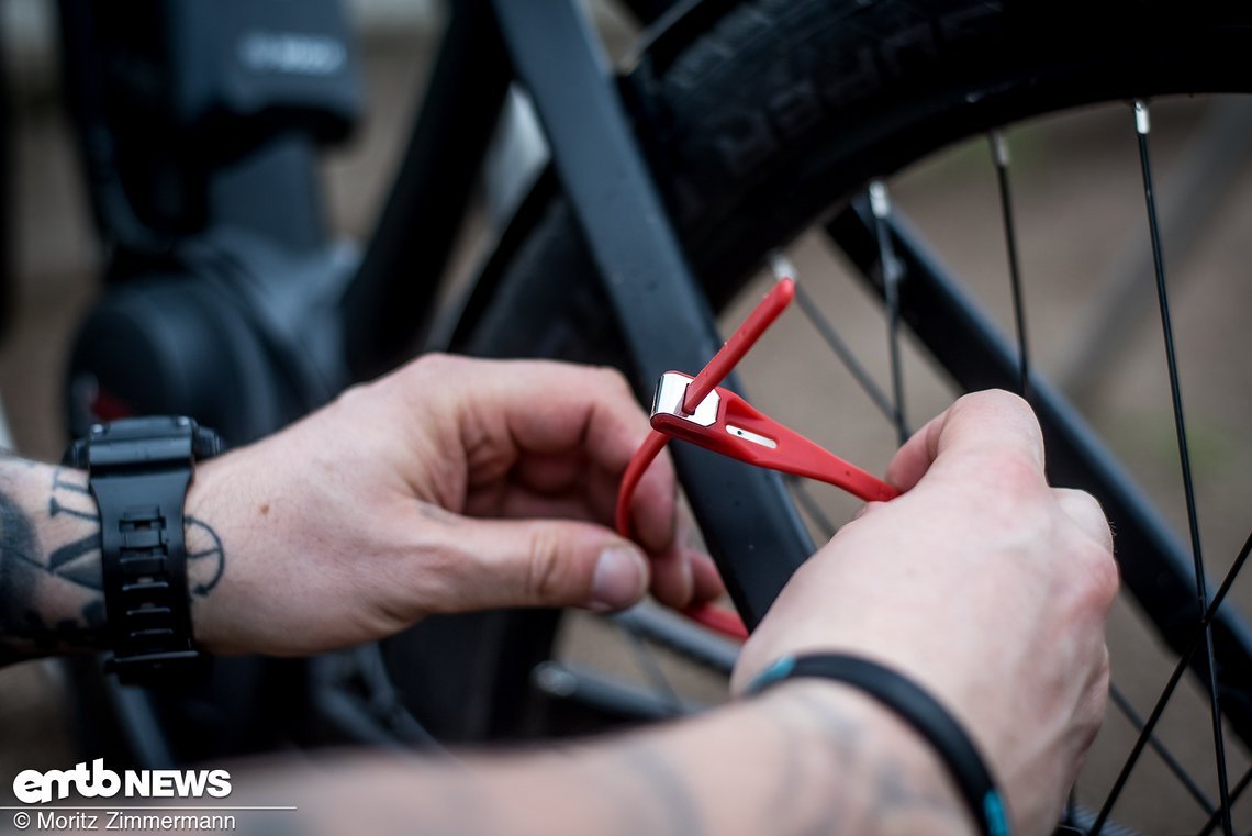 Unser Tip: Einfach das Hiplok Z-Lok um eine Speiche und den Hinterbau legen