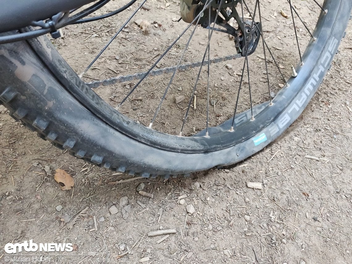 Am Schwalbe Nobby Nic-Reifen am Heck gab es mehrmals einen Platten, da der Schlauch trotz eines Luftdrucks von 2,0 bar gequetscht wurde.