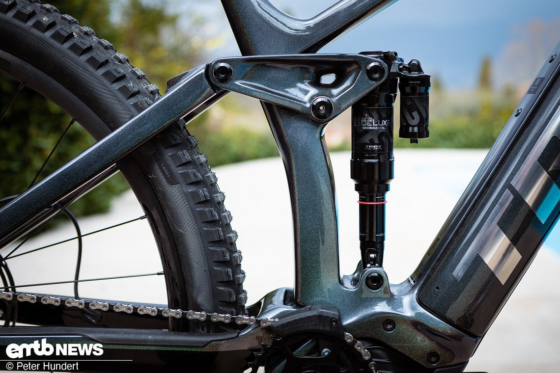 Glitzerlack und Hebelei. Der RockShox Super Deluxe Ultimate RT3 „Thru Shaft“ ist eine Entwicklung von Trek und Rockshox und exklusiv nur bei Trek verbaut.