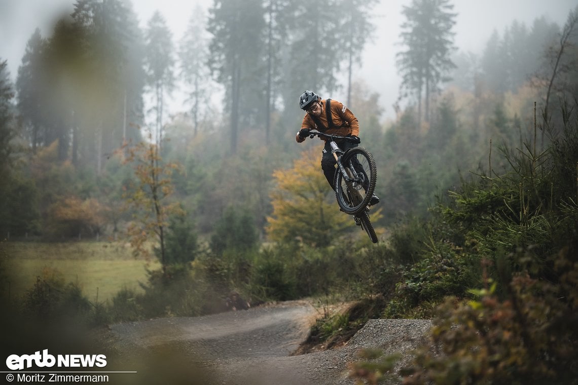Auch auf größeren Sprüngen haben wir das leichte Bike bewegt – während es in der Luft eine gute Figur macht …
