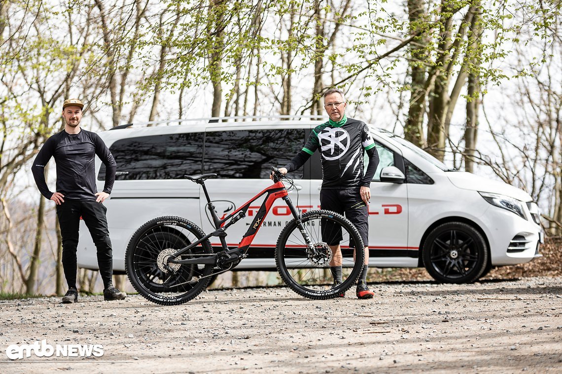 Auf den Hometrails der Rotwild-Crew wurde der Hauptgewinn übergeben