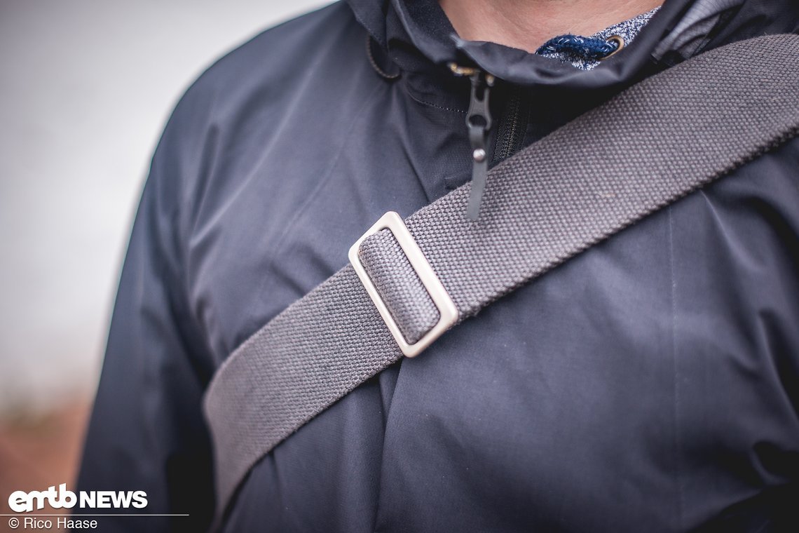 Der breite Trageriemen ist flexibel und verteilt die Last gut