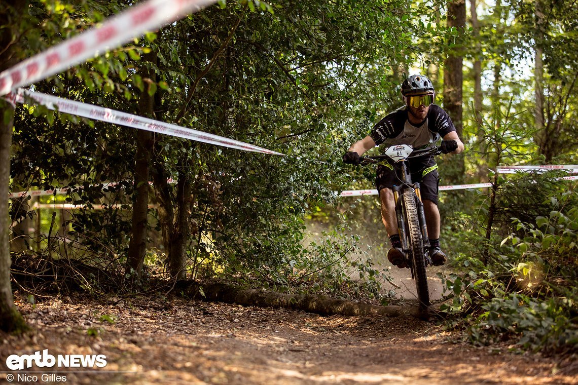 Darius, Serienfahrer und Wiederholungstäter in der Enduro ONE, prescht auf der Ideallinie heran