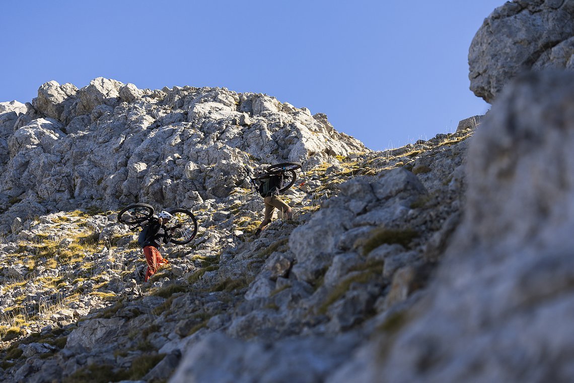Bitte nicht täuschen lassen! Auch wenn Hiking mit E-Bike bei den beiden fast wie eine perfekt einstudierte ...