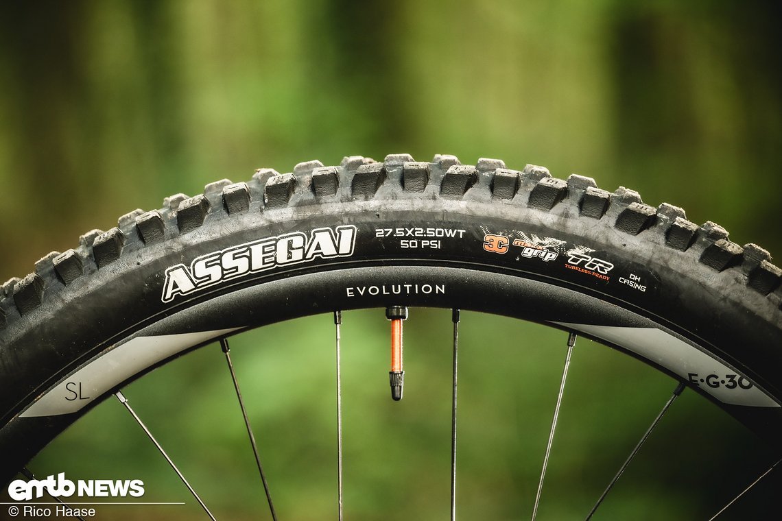 ... ein Maxxis Assegai-Reifen zum Einsatz.