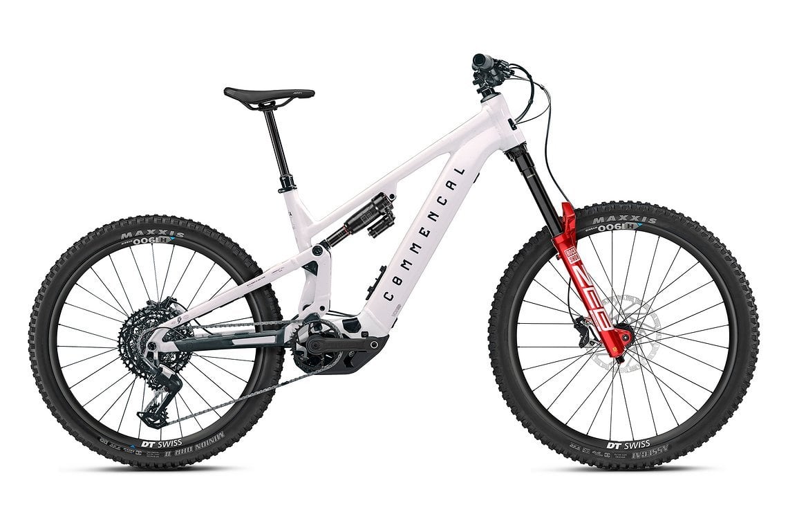 Das Commencal Meta Power SX 800 Rockshox unterscheidet sich im Wesentlichen durch das Fahrwerk und den Laufrädern.
