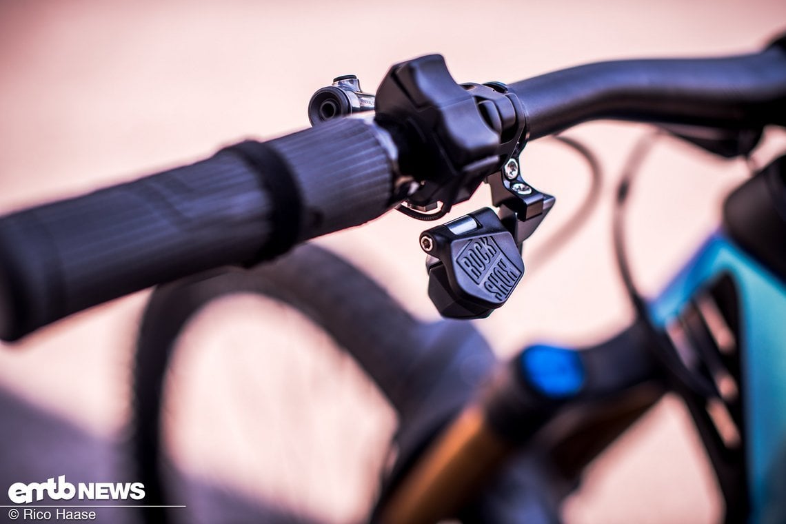 Mittels Dropper Post – eine RockShox Reverb AXS – wird der ...