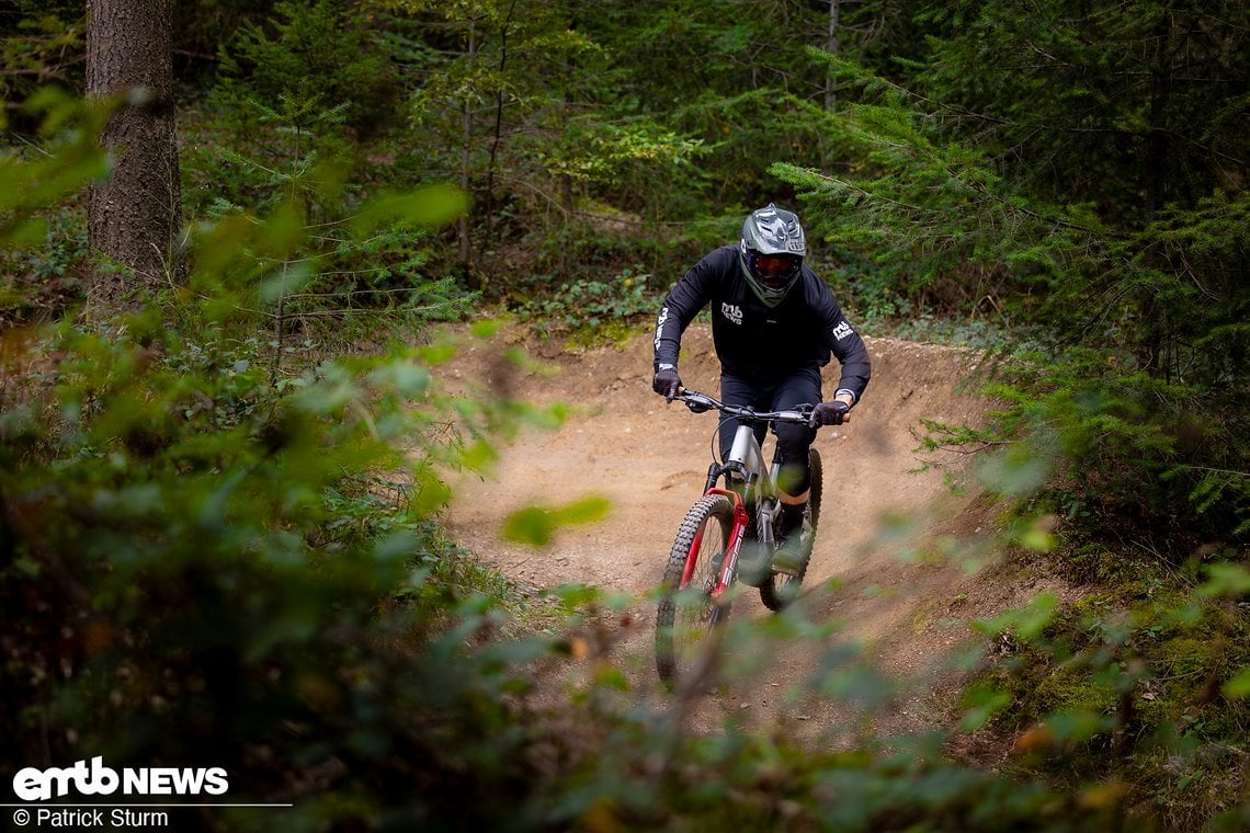 Das Heck des Canyon Neuron:ON CLLCTV läuft überraschend satt und generiert viel Traktion …