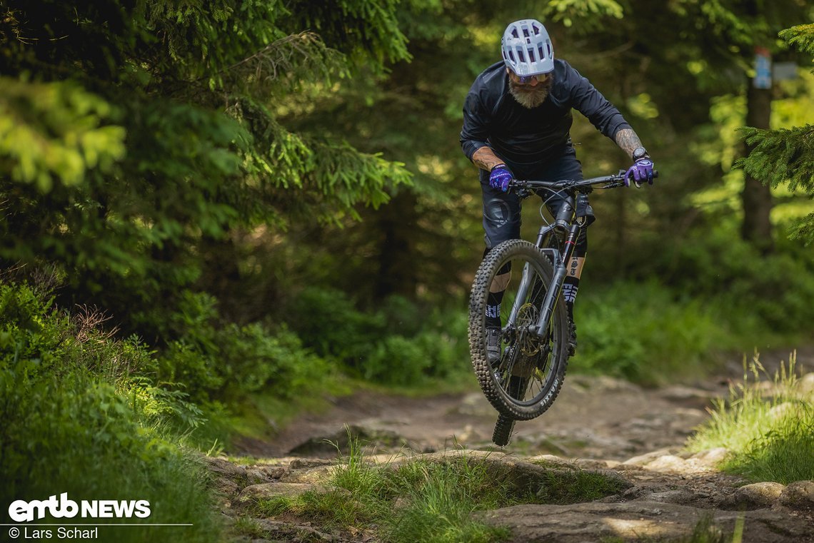 Überall lädt dieses E-MTB zum spielen und heizen ein.