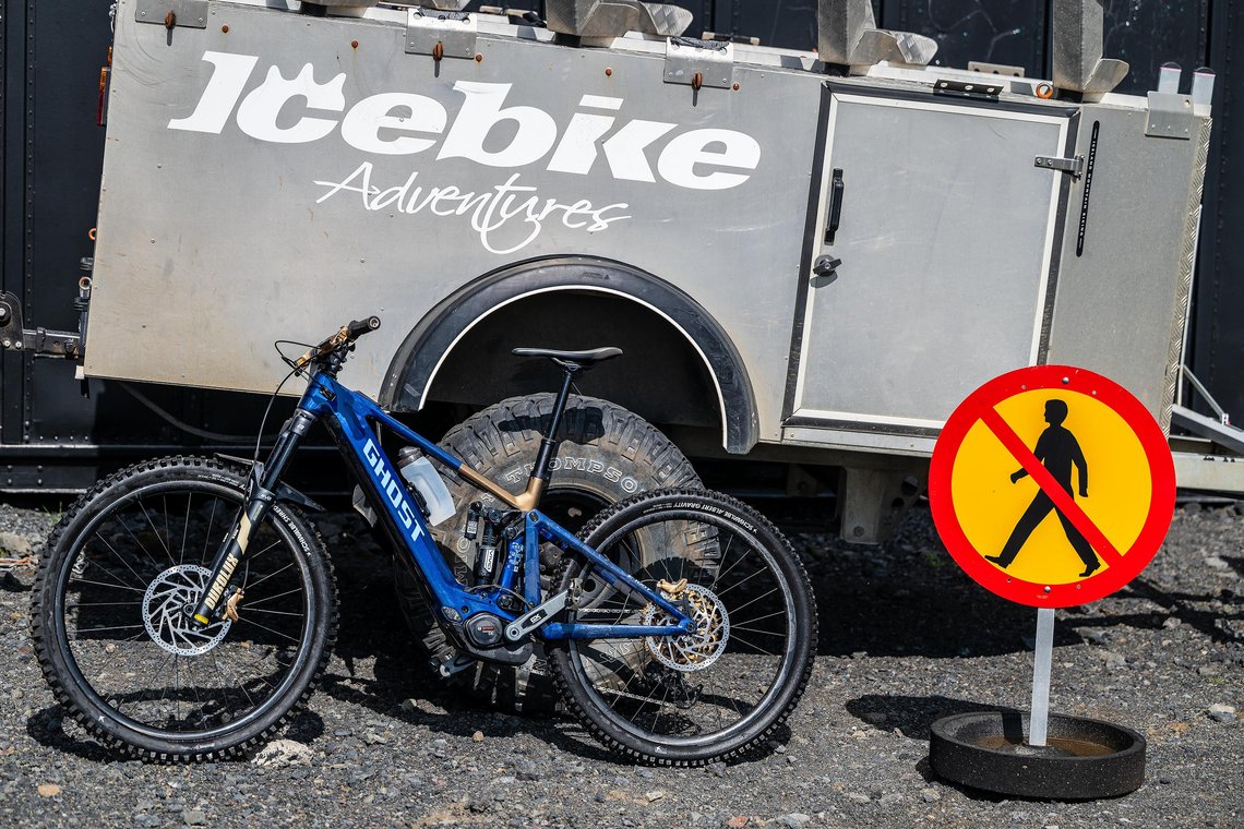 Unterwegs mit dem Ghost E-Ride und dem Bosch Performance Line CX – die perfekte Wahl für Island. Das kleine Hinterrad für die engen Trails und jede Menge Federweg für maximalen Support auf den Trails.