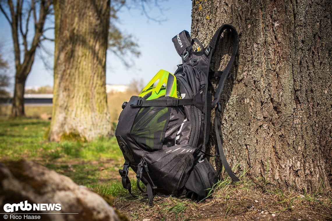 Mit Akku im Rucksack ist dieses Helmfach schon ziemlich eng