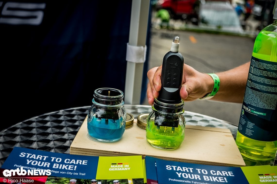 ... der spezielle E-Bike Cleaner leitet nicht und verhindert somit Beschädigungen an den Kabeln und Kontakten