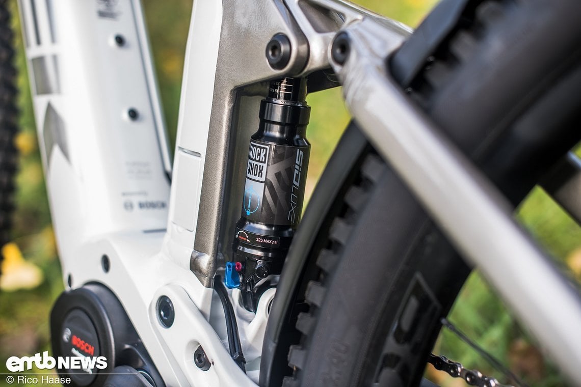 Am Heck sorgt ein RockShox SIDLuxe Select+-Dämpfer für Traktion und begrenzten Komfort