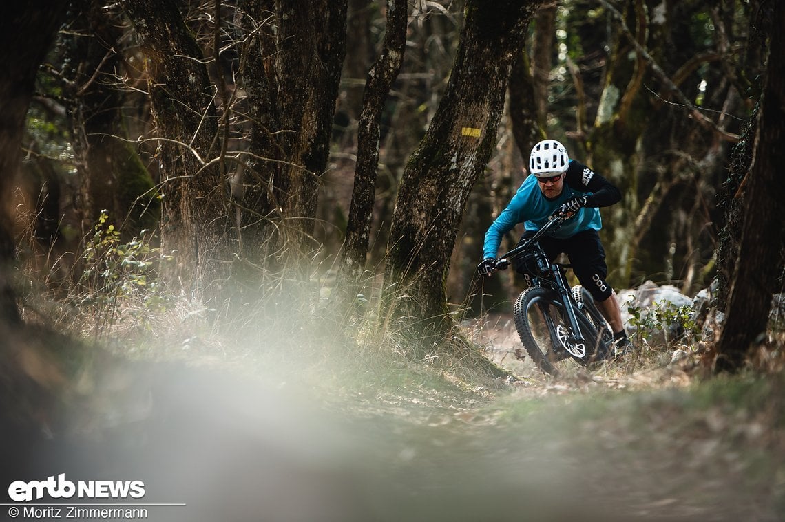 Kurven-Action. Das Trek Rail ist kein besonders kompaktes E-MTB, geht aber trotzdem, geringes Gewicht und niedriger Schwerpunkt sei Dank, super auch durch engere Kurven.