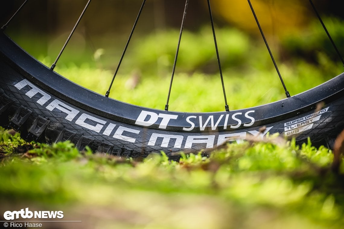 Die DT Swiss HX1700 LS sind stabil und leicht. Für die passende Traktion sind Schwalbe-Reifen verbaut.