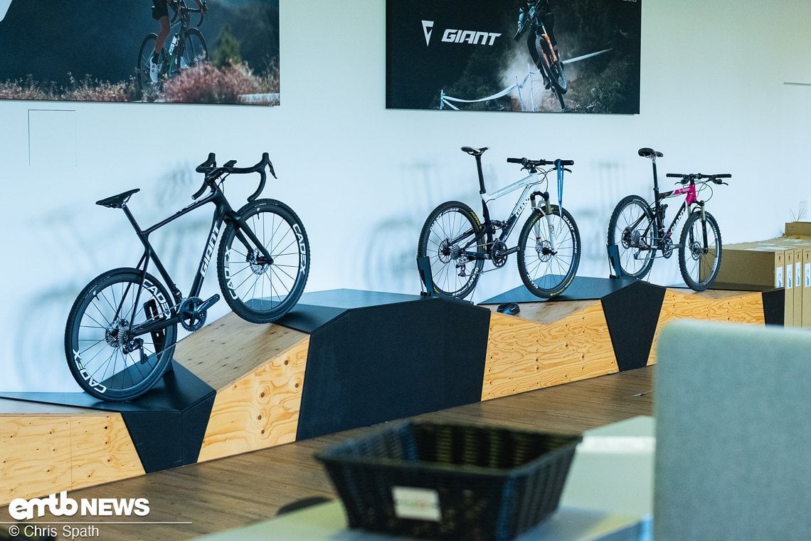 Überall Fahrräder mit Geschichte – hin und wieder mischt sich auch ein Mitarbeiterrad unter die Menge an Fahrrädern im Hauptquartier.