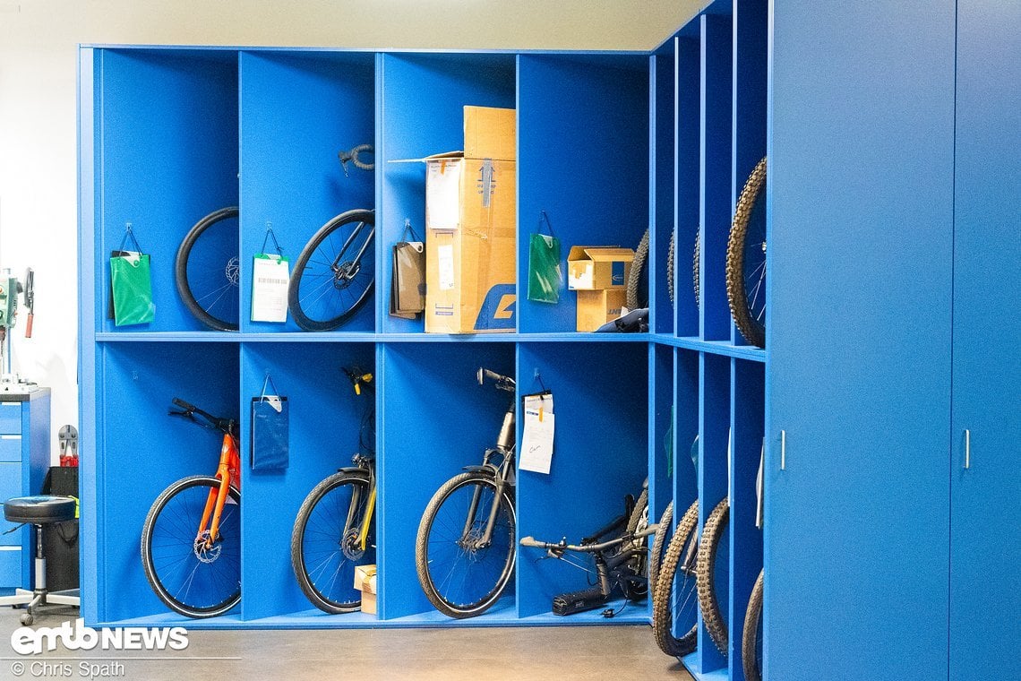 Service- oder Garantiefälle von Kompletträdern landen im Wartebereich und werden Schritt für Schritt abgearbeitet.