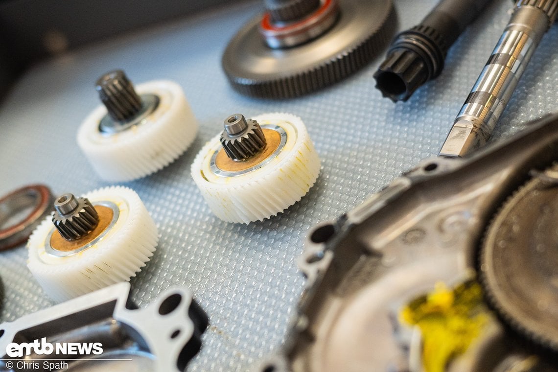 Die Kunststoff-Teile senken das Gewicht und die Geräuschkulisse, zeigen aber auch, warum man vielleicht nicht im härtesten Gang mit voller Unterstützung anfahren sollte.