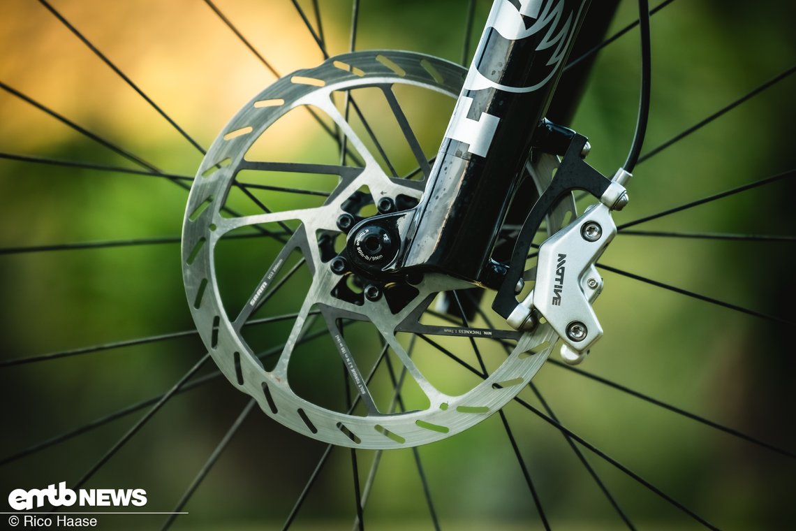 Als Bremsen kommen SRAM Motive zum Einsatz.