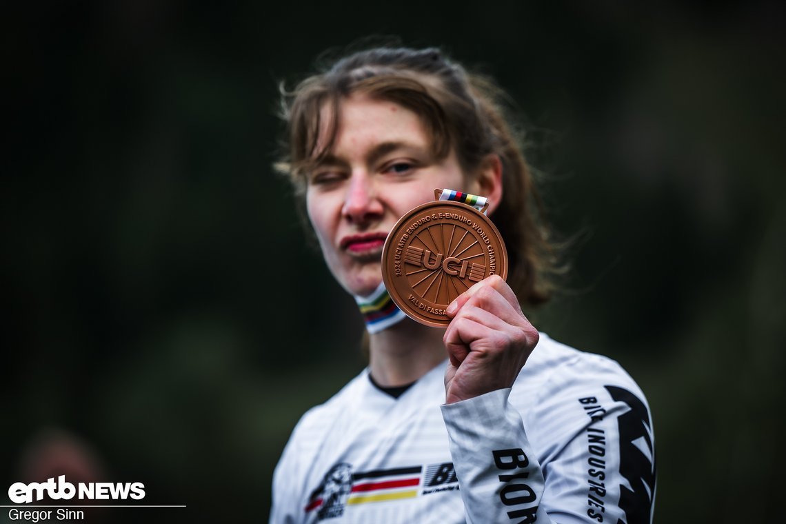 Raphaela kann nicht nur schnelle Enduro fahren, nein, sie ist auch ziemlich Posingsicher.