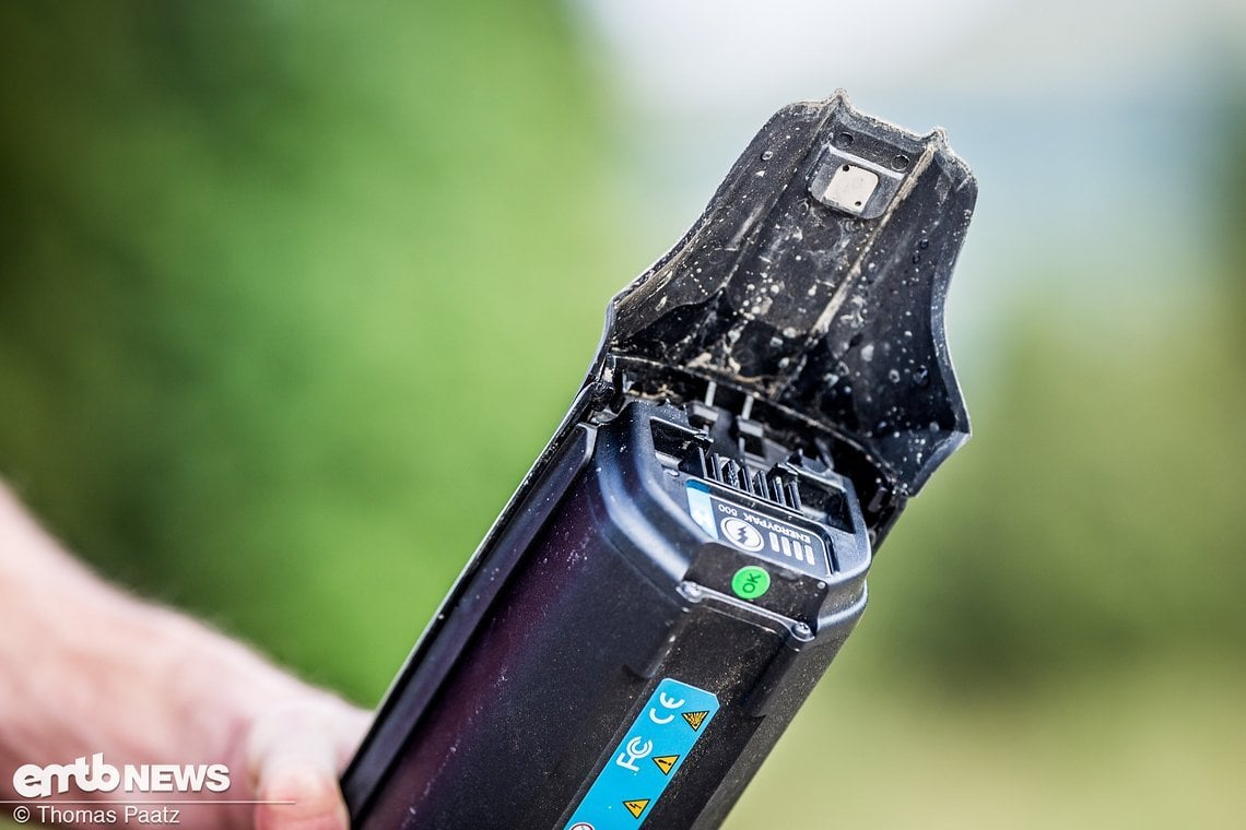 Praktisch: das überlappende Gummi mit einem Magnet sorgt für einen schmutzgeschützten und klapperfreien Übergang zwischen Akku und Motor.