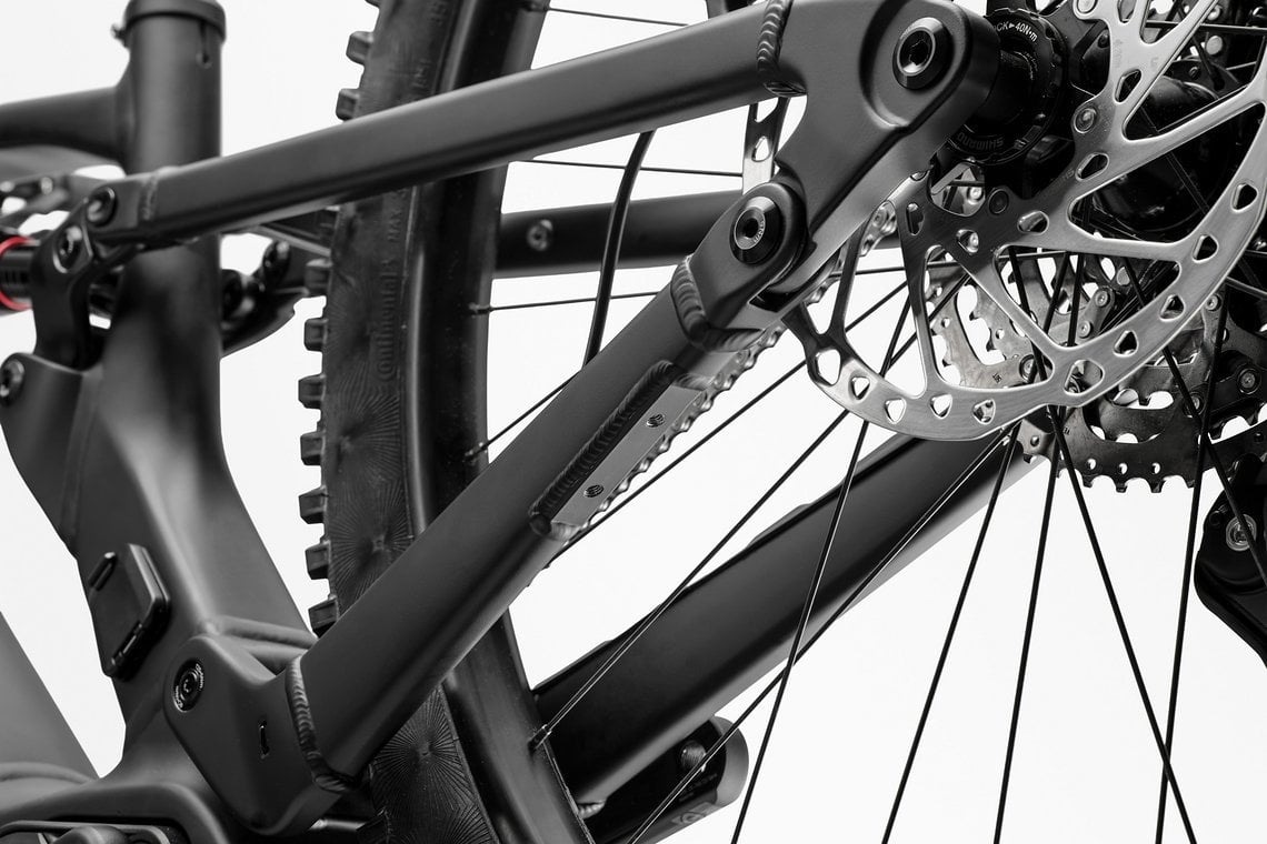 In der linken Kettenstrebe ist eine unauffällige Aufnahme für Fahrradständer integriert.