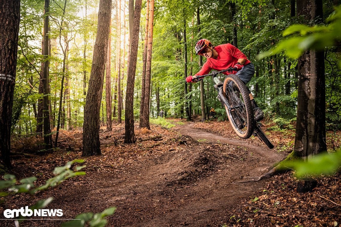 Im Downhill verführte das mit 130mm Federweg ausgestattete E-Bike zu Spielereien.