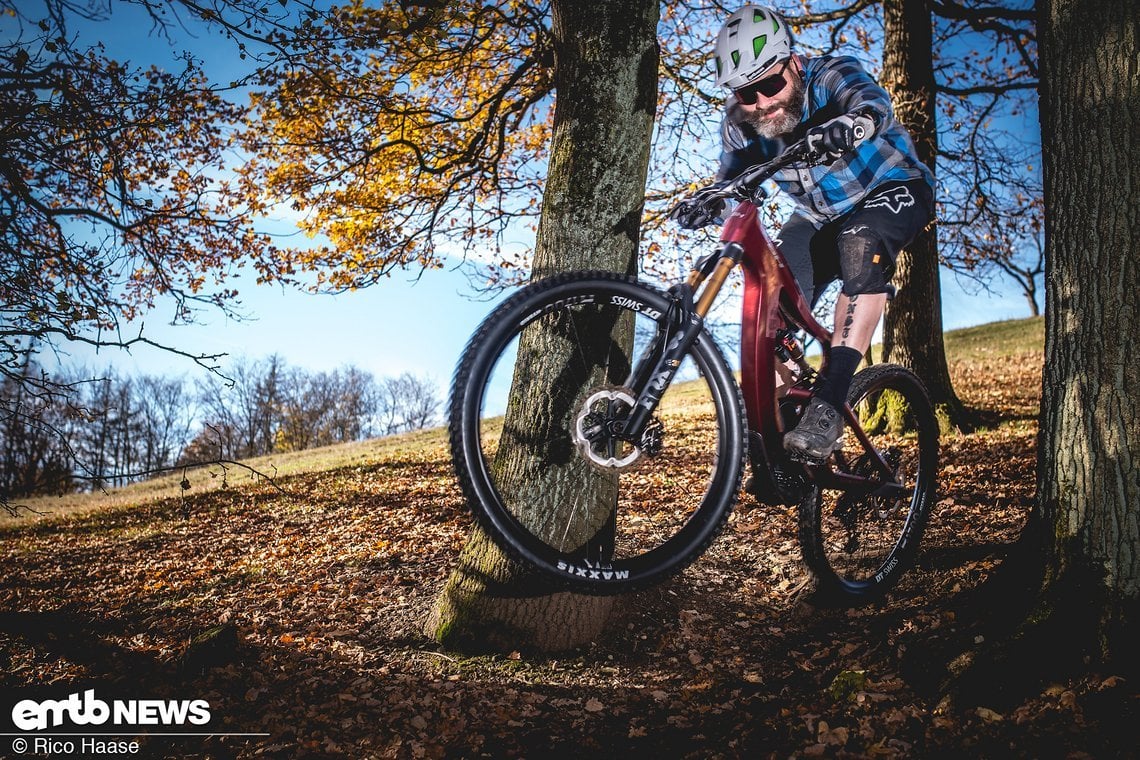 Schnelle Downhills gehen gut, denn das potente Fahrwerk schluckt so ziemlich jeden Brocken und ebnet den Boden nahezu ein