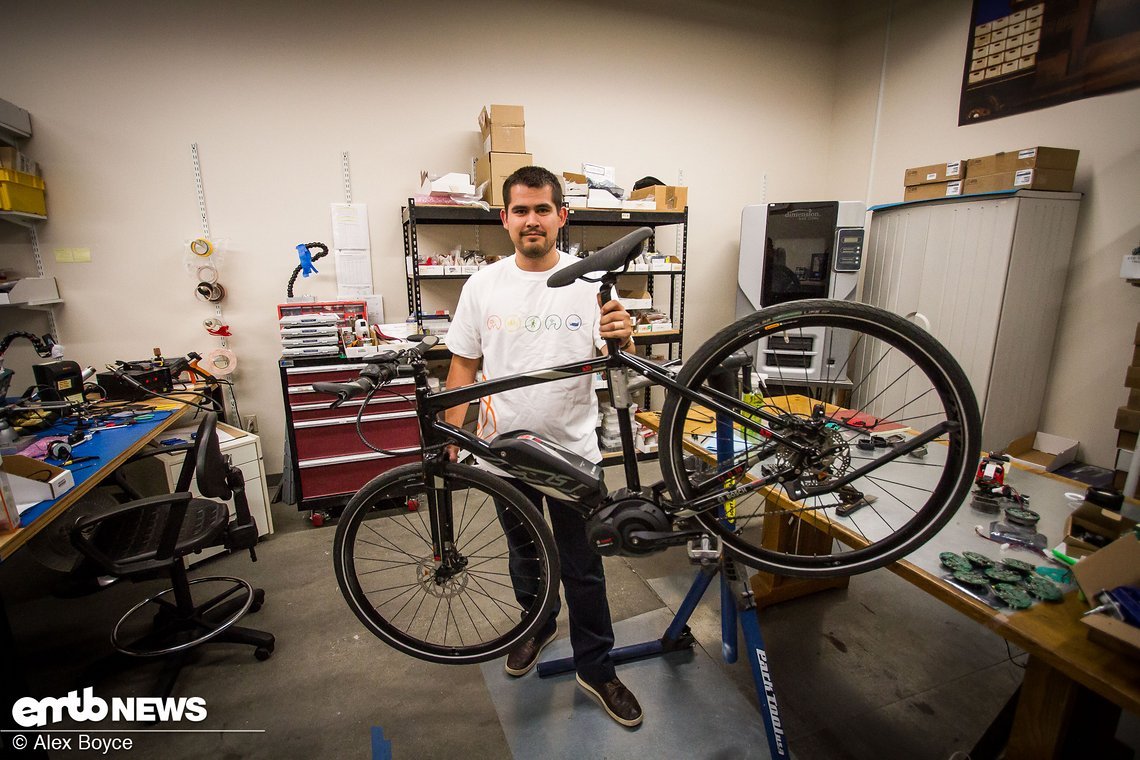 Alex, der R&D Mechaniker, mit einem Bike für einen Lichttest.