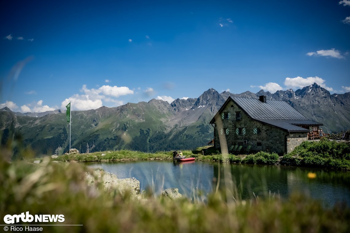 ... Friedrichshafener Hütte, die auf 2151 m liegt und über 100 Jahre alt ist.