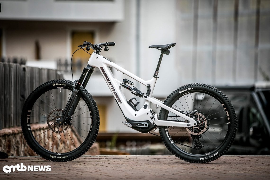 Auch die Briten von Nukeproof und ihr Megawatt Carbon. Ein Mullet-Bike mit 720-Wh-Akku samt neuem SRAM Eagle Powertrain-Antrieb.