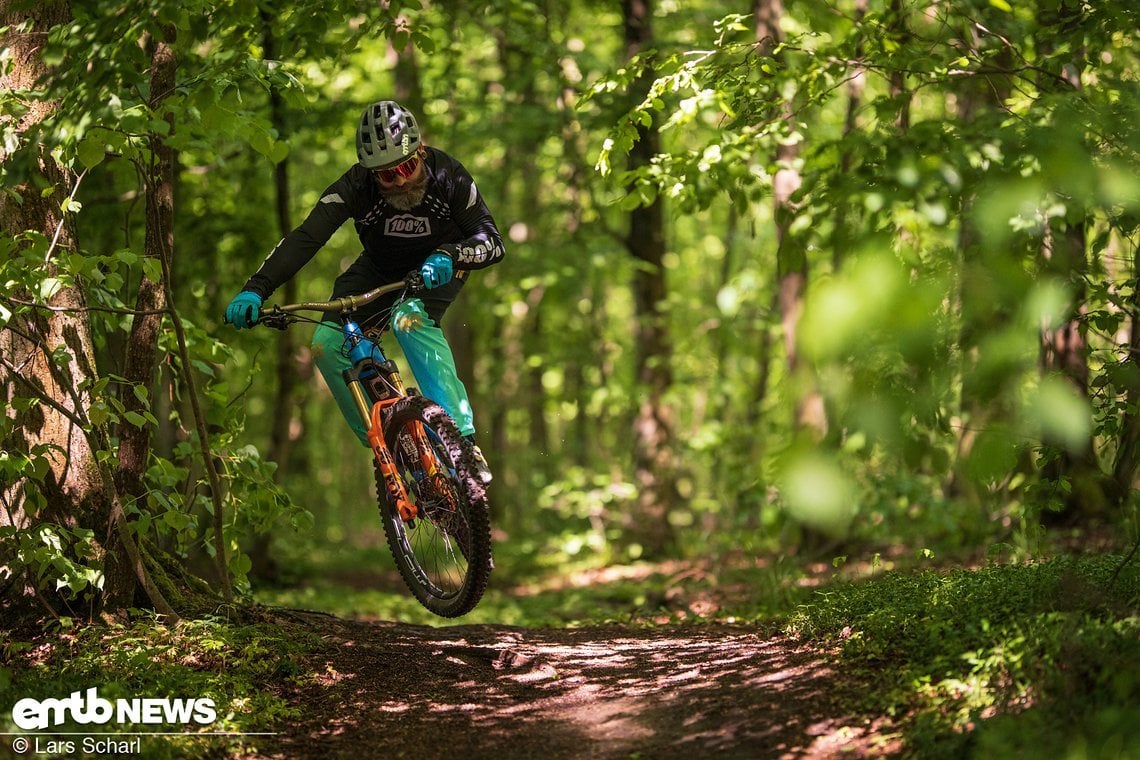 Trotz seines recht hohen Gewichts ist das Nox Hybrid Enduro verspielt und agil zu fahren