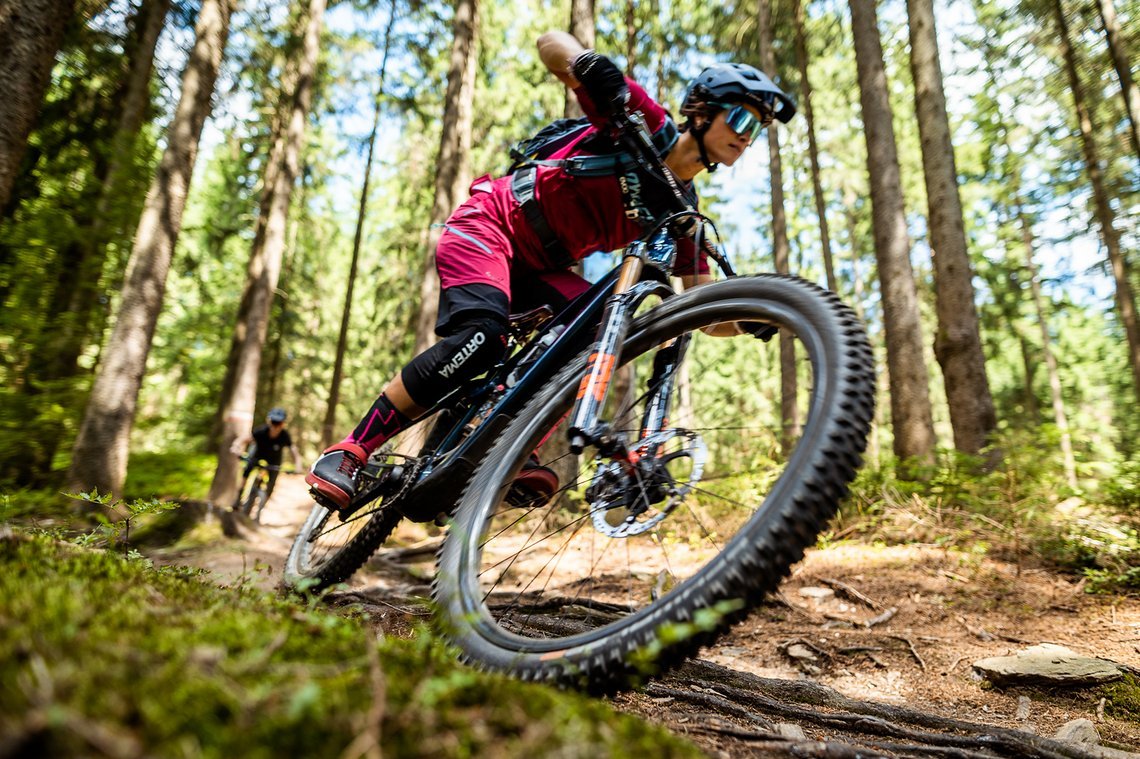 Auch wenn Steffi in ihrem persönlichen Cruise-Modus ist, fährt sie verdammt schnell über die Trails.