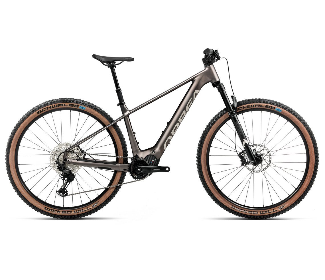 Während das Urrun H10 mit einem Shimano EP 801 RS ausgestattet ist, …