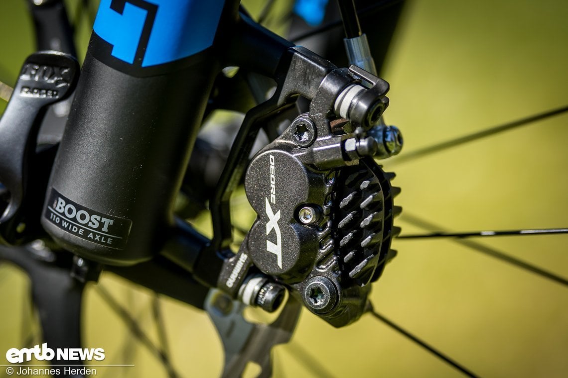 Klar, die Shimano XT-Scheibenbremse mit 4 Kolben bremst und verrichtet klaglos ihren Dienst